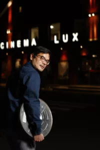 Portrait du cinéaste Stéphane Ly-Cuong au Cinéma LUX de Caen - Photographie par Ashkan Noroozkhani