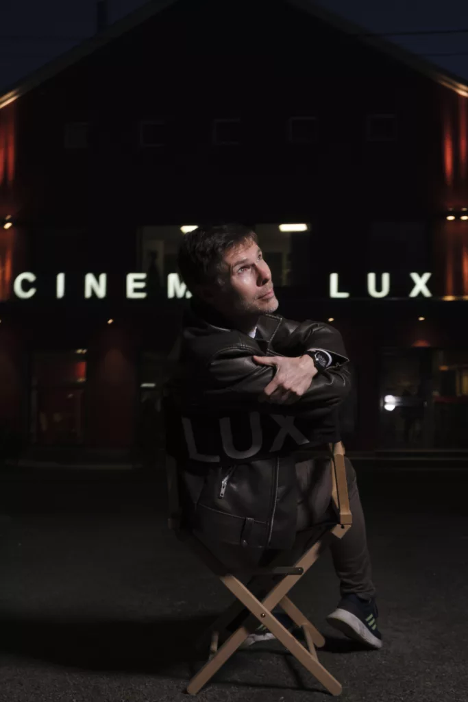 Le réalisateur Lionel Baier devant le cinéma LUX de Caen en 2025 pour l'avant-première du film La Cache. Photographie de Ashkan Noroozkhani​ @ashkannorooz