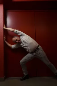 Le comédien Frédéric Pierrot poussant les portes du LUX pour la sortie du film Les Musiciens au Cinéma LUX en 2025. Photographie de Ashkan Noroozkhani​ @ashkannorooz