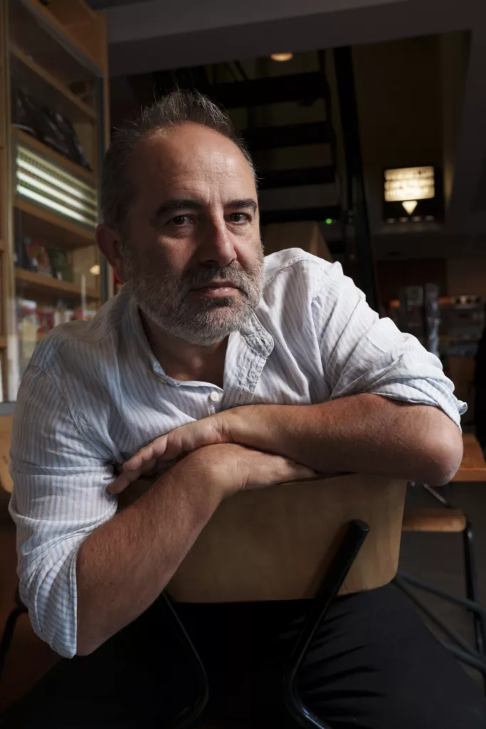 Portrait du cinéaste Antony Cordier dans le hall du Cinéma LUX de Caen - Photographie par Ashkan Noroozkhani