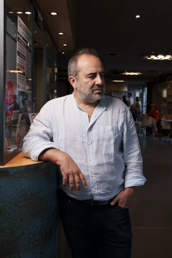 Portrait du cinéaste Antony Cordier en billetterie du Cinéma LUX de Caen - Photographie par Ashkan Noroozkhani