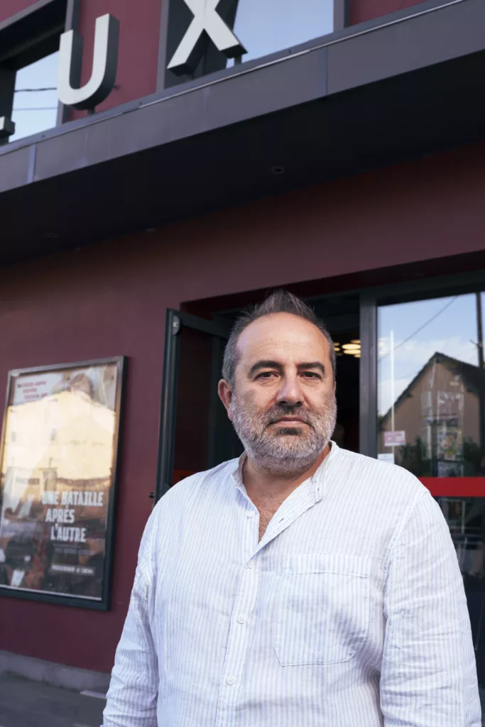 Portrait du cinéaste Antony Cordier devant le Cinéma LUX de Caen - Photographie par Ashkan Noroozkhani
